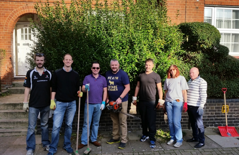 Tooting Voluntary Force hedge-cutting on the Totterdown Estate